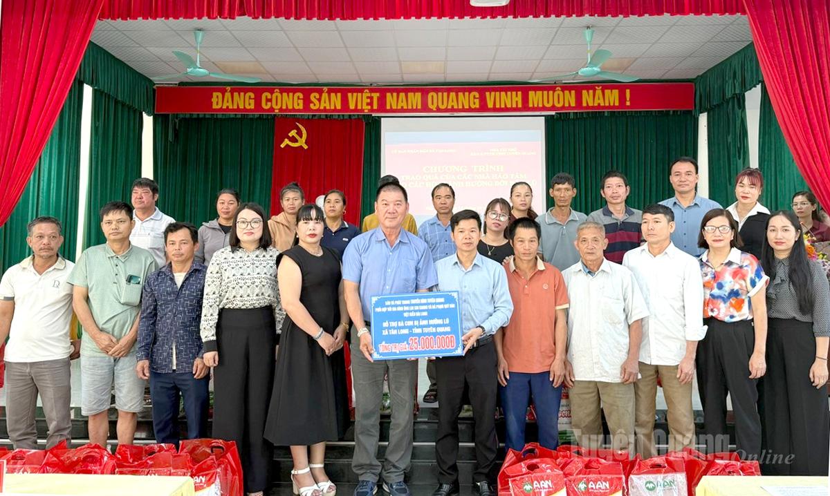 Các đại biểu trao tặng biển tượng trưng cho xã Tân Long.