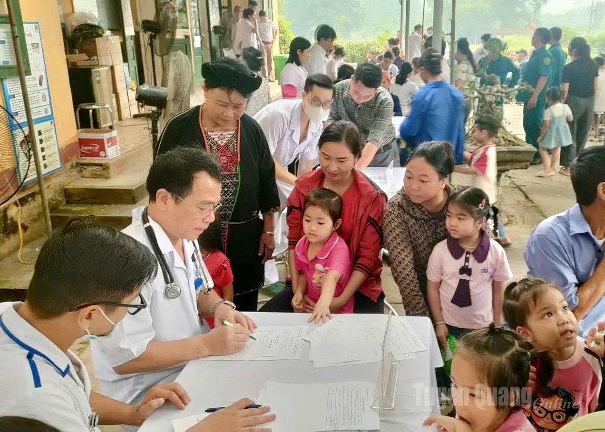 Đông đảo người dân đến tham gia chương trình khám, chữa bệnh và cấp phát thuốc miễn phí tại Trạm Y tế xã Bạch Xa.