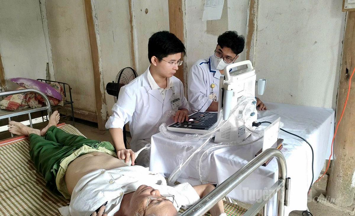 Bác sĩ khám sàng lọc sức khỏe cho người cao tuổi tại xã Bạch Xa.