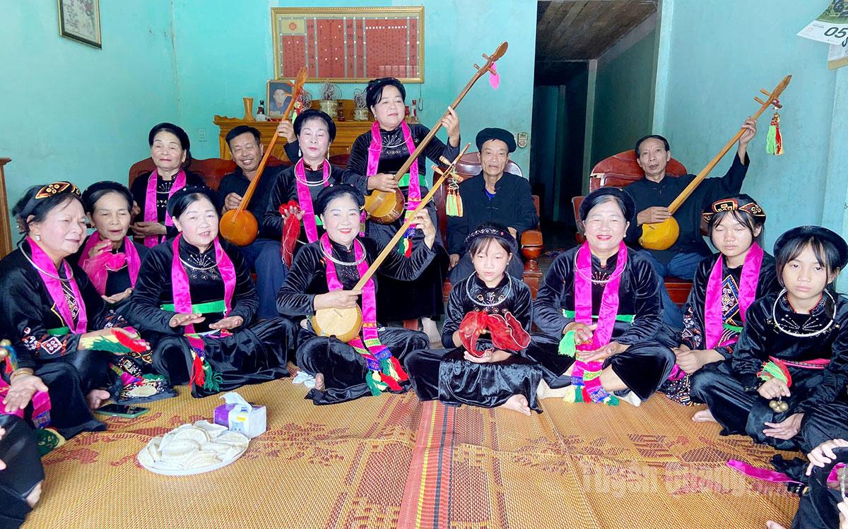Một buổi tập luyện của CLB hát Then, đàn Tính xã Thái Sơn.
