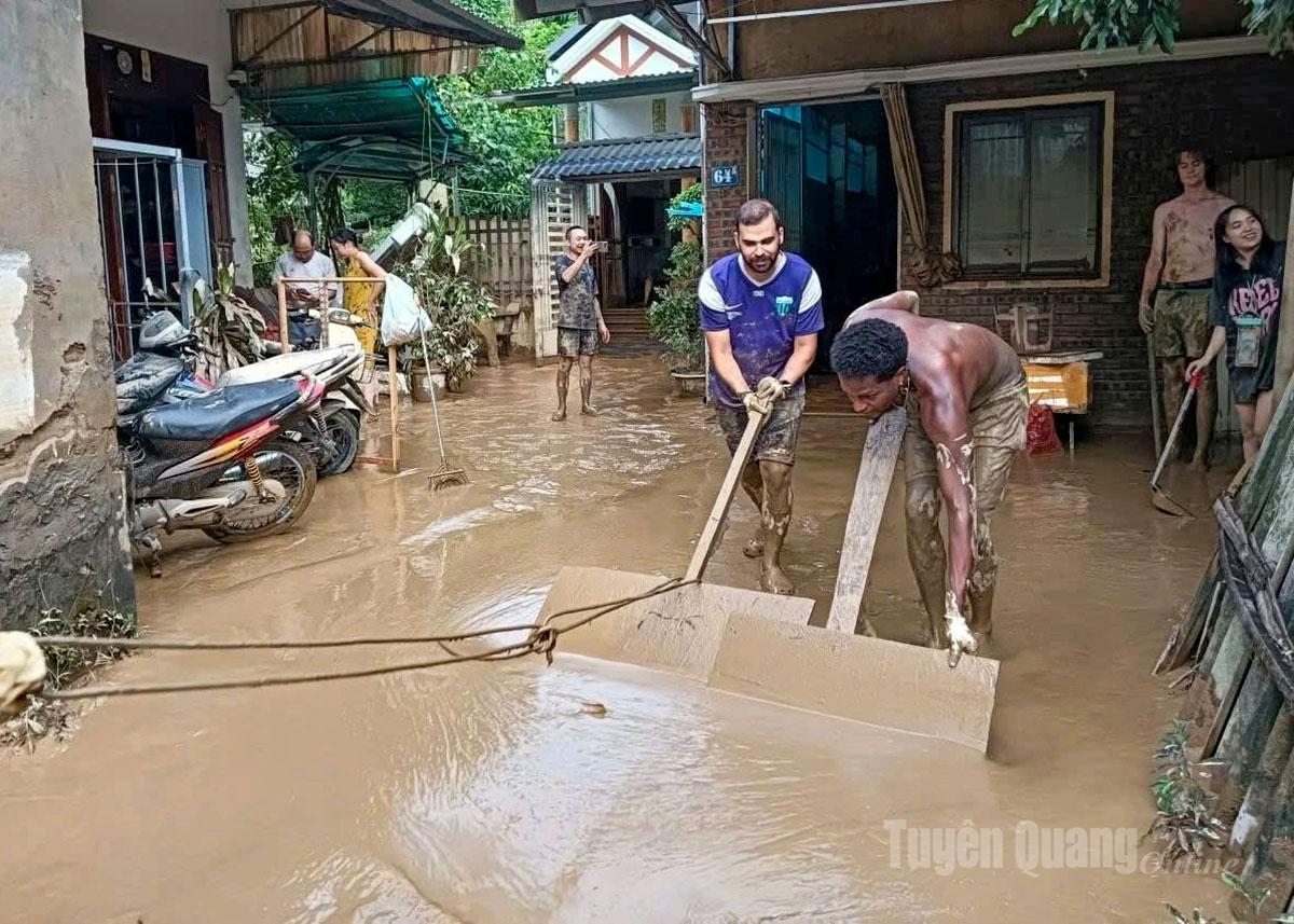 Foreign tourists help local people in Ha Giang Ward 2 clean up after Storm No. 10.