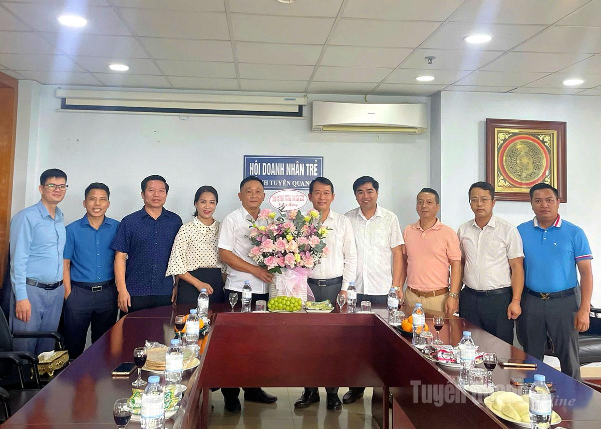 Báo và phát thanh, truyền hình Tuyên Quang chúc mừng Hội Doanh nhân trẻ tỉnh nhân kỷ niệm Ngày Doanh nhân Việt Nam.