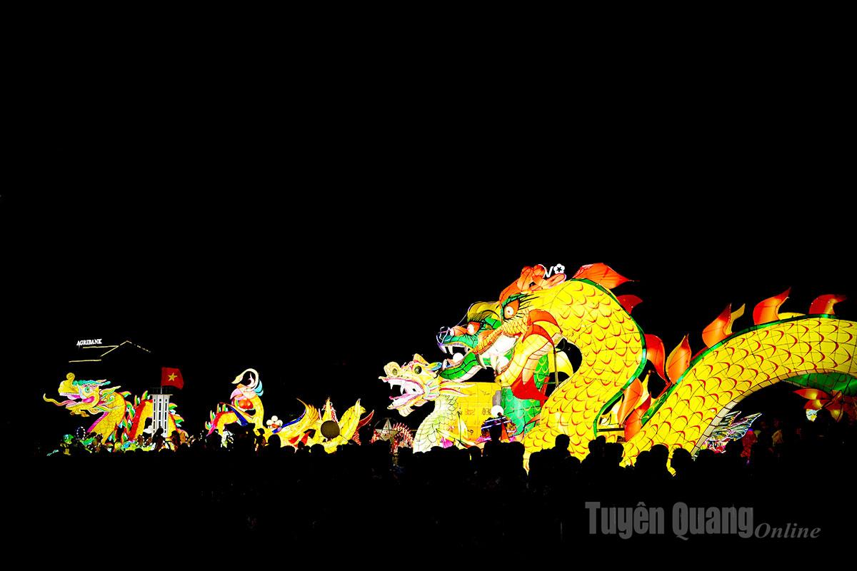 The Tuyen Citadel Festival night was canceled to the deep regret of local people and visitors.