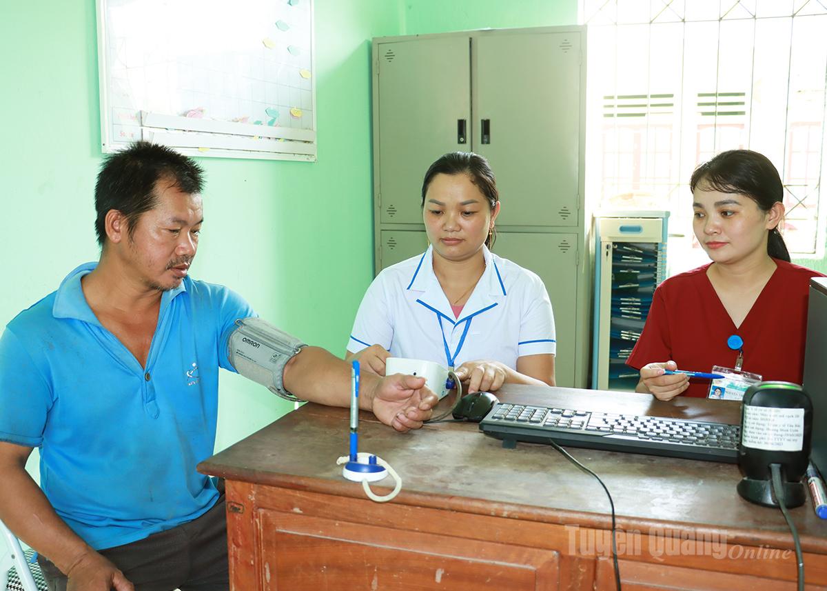 Cán bộ Trạm Y tế xã Tân Trịnh khám sức khỏe cho người dân.