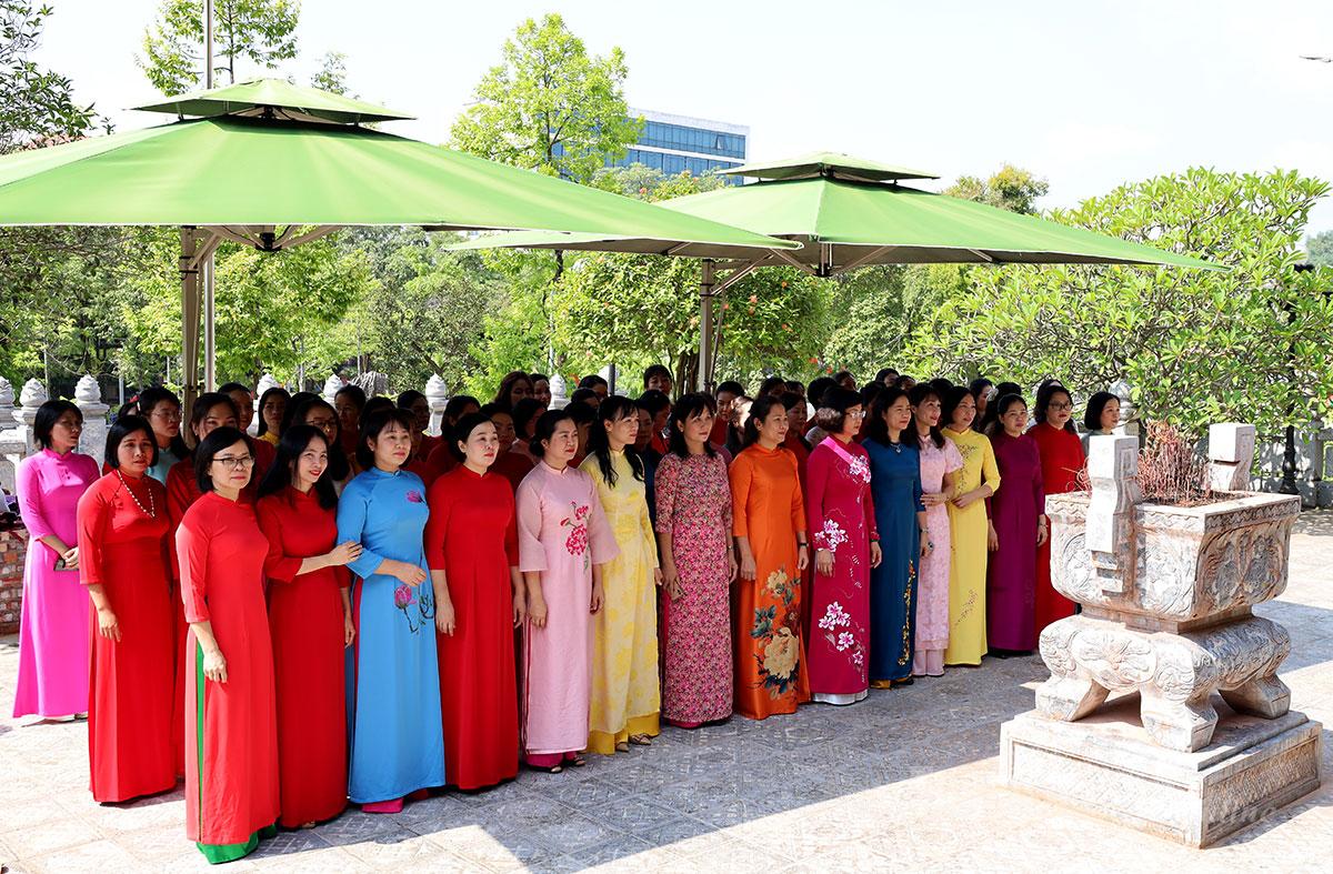 Ban nữ công Viện kiểm sát nhân dân tỉnh Tuyên Quang dâng hương, dâng hoa tại Đền thờ Chủ tịch Hồ Chí Minh.