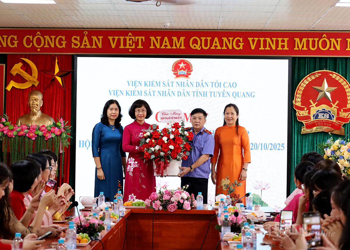 Lãnh đạo Viện kiểm sát nhân dân tỉnh trao hoa cho đại diện nữ công chức, người lao động.