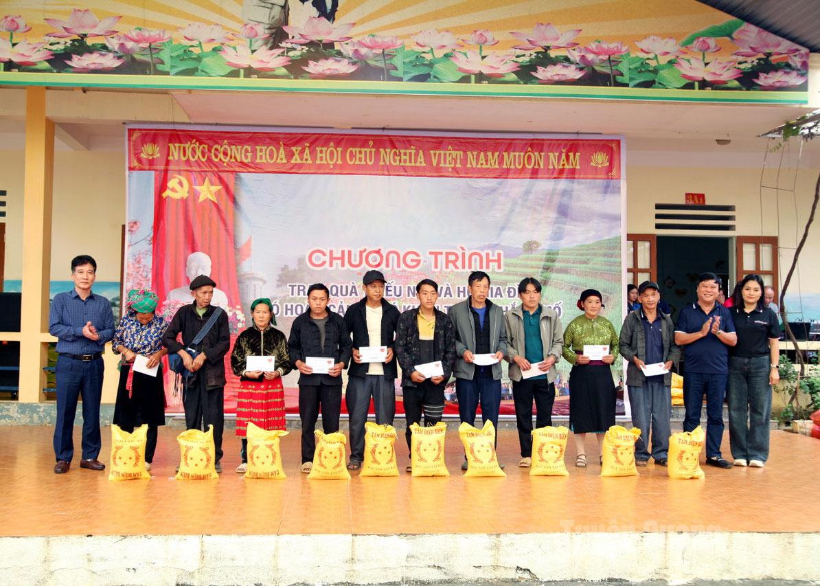 Đồng chí Mai Đức Thông, Ủy viên BCH Đảng bộ tỉnh, Tổng biên tập Báo và phát thanh truyền hình Tuyên Quang tặng quà của nhà tài trợ cho các hộ dân bị ảnh hưởng bão lũ xã Thắng Mố.