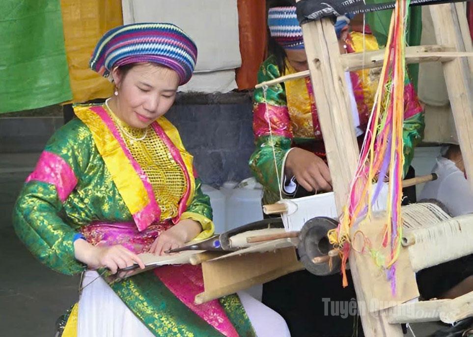 Chị Vàng Thị Cầu, Chủ tịch Hội Liên hiệp Phụ nữ xã Sà Phìn, người sáng lập HTX Dịch vụ tổng hợp nông lâm nghiệp Sà Phìn A tỉ mỉ thực hiện dệt lanh.