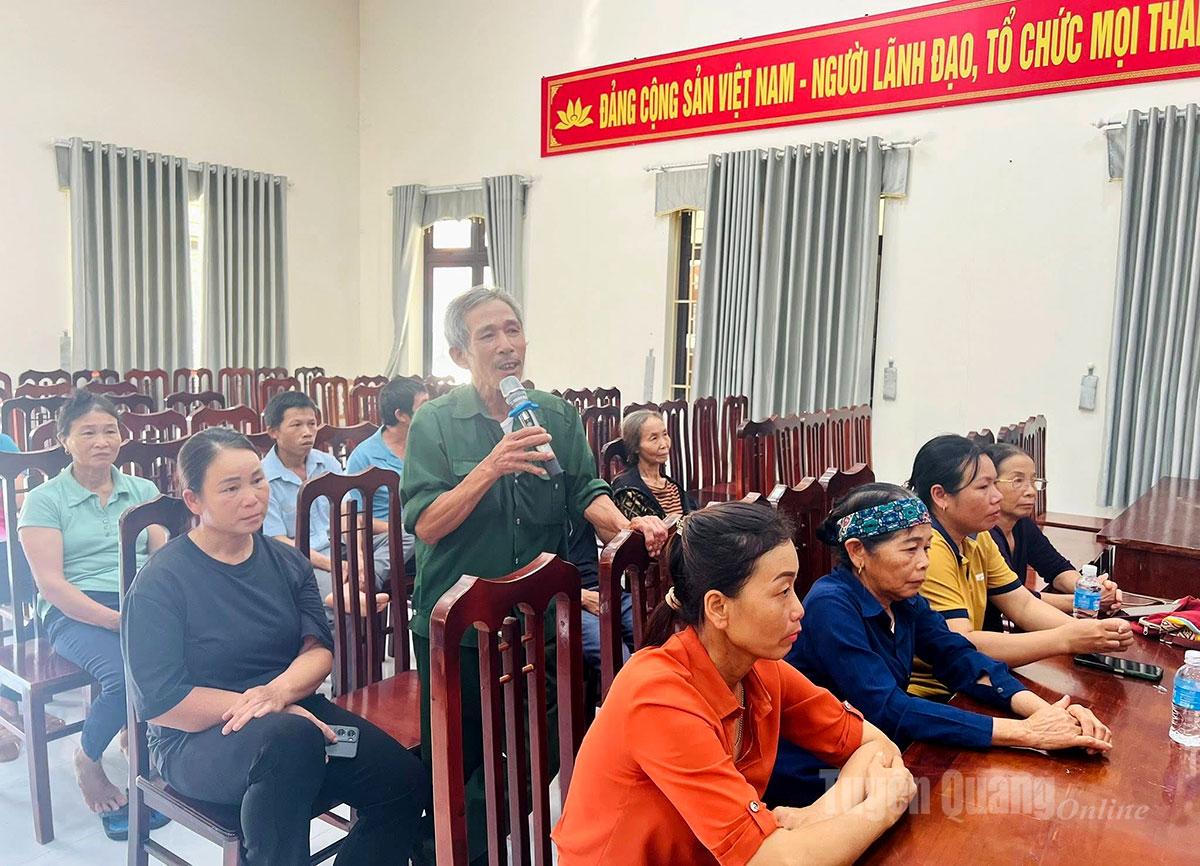 Người nông dân chia sẻ những khó khăn, thuận lợi trong quá trình trồng và chăm sóc cây dưa chuột