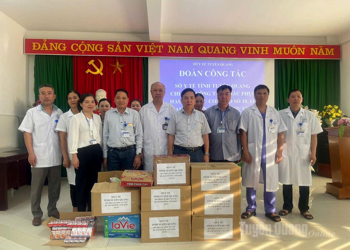 Lãnh đạo Sở Y tế trao hỗ trợ cho các cơ sở y tế tại xã Mèo Vạc.