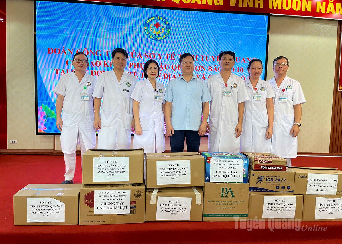 Lãnh đạo Sở Y tế trao hỗ trợ tại Trung tâm Y tế khu vực Chiêm Hoá.