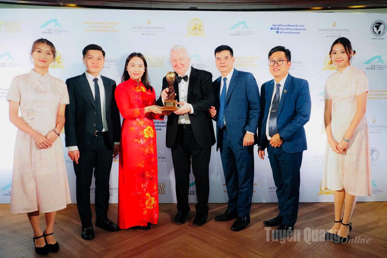 Mr. Graham Cook, Chairman of the World Travel Awards Organization, presents the award to the Tuyen Quang delegation led by Ms. Nong Thi Bich Hue, Member of the Provincial Party Standing Committee and Permanent Deputy Secretary of the Party Committee of the Provincial People’s Committee.