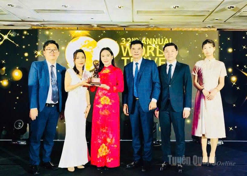 The Tuyen Quang delegation at the award ceremony.