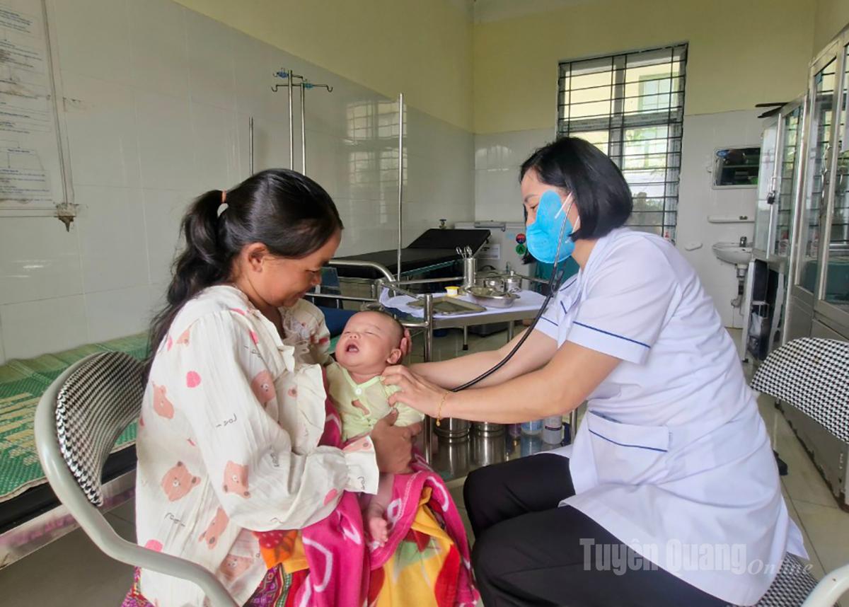 Người dân xã Thắng Mố được chăm sóc sức khỏe tại Trạm Y tế xã.