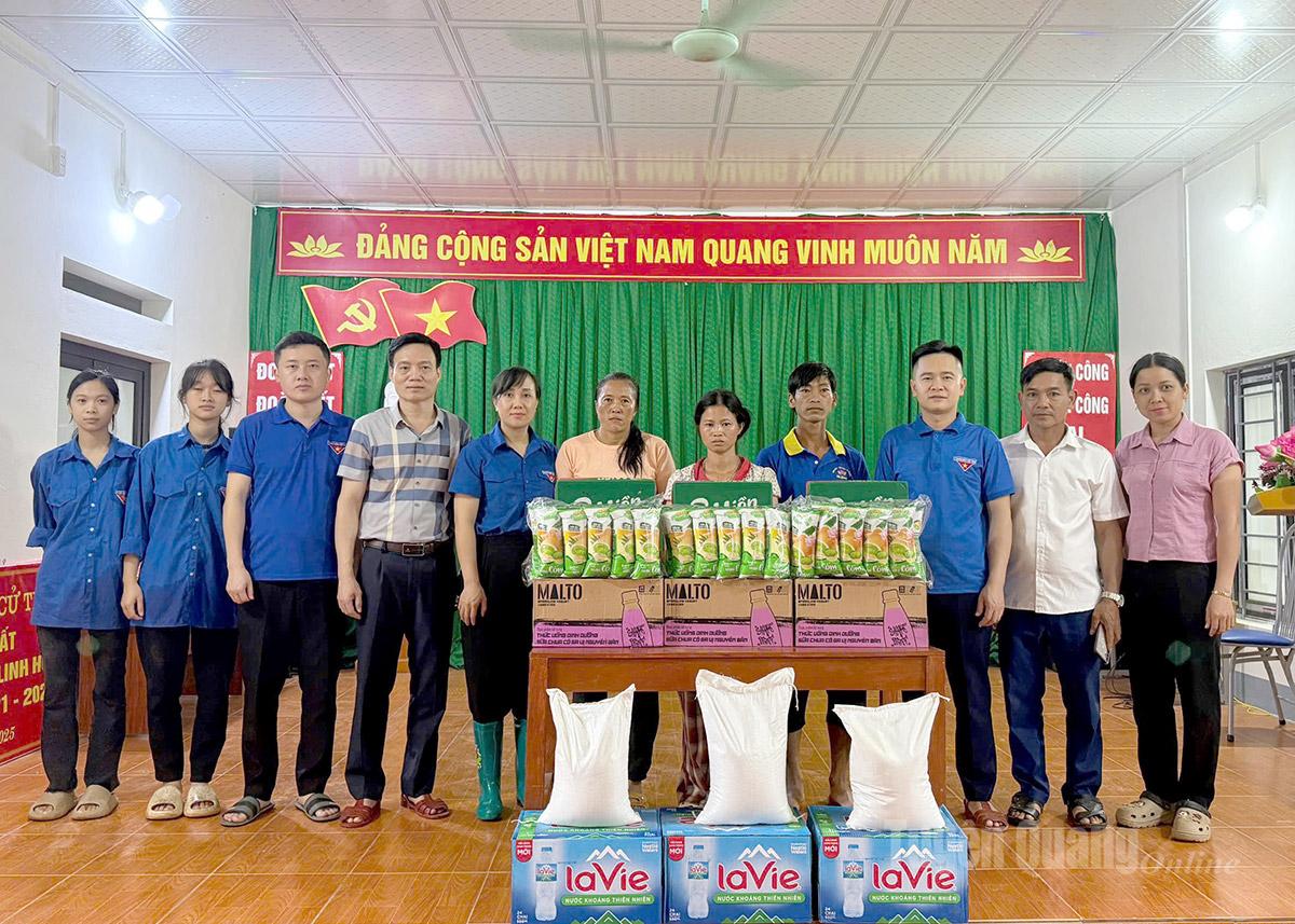 Tỉnh đoàn Tuyên Quang trao nhu yếu phẩm cho gia đình bị ảnh hưởng bão lũ.