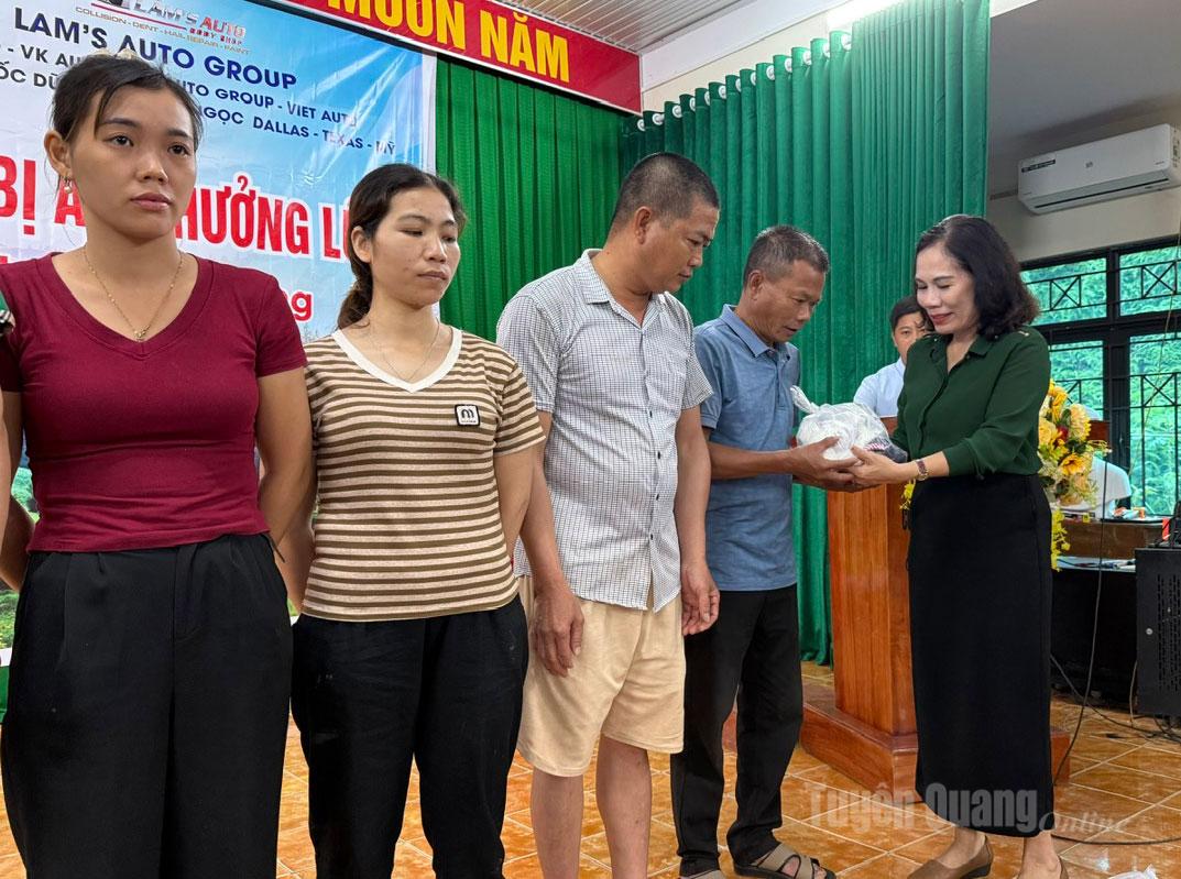 Đại diện lãnh đạo Báo và phát thanh, truyền hình Tuyên Quang tặng quà cho người dân xã Xuân Vân.