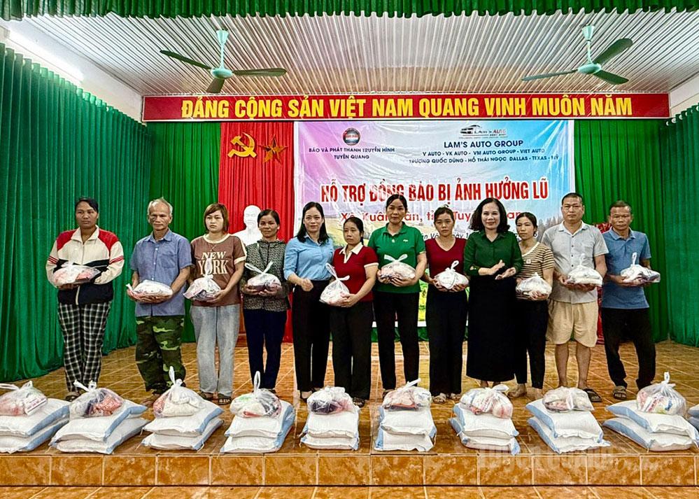 Lãnh đạo Báo và phát thanh, truyền hình Tuyên Quang và xã Xuân Vân tặng quà cho nhân dân.