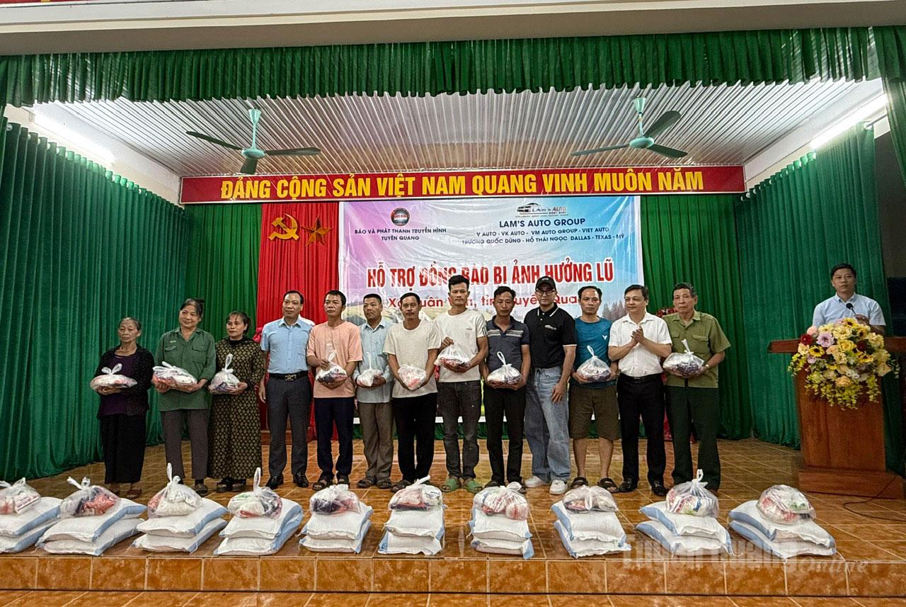 Đại diện nhà tài trợ tặng quà cho bà con nhân dân xã Xuân Vân.