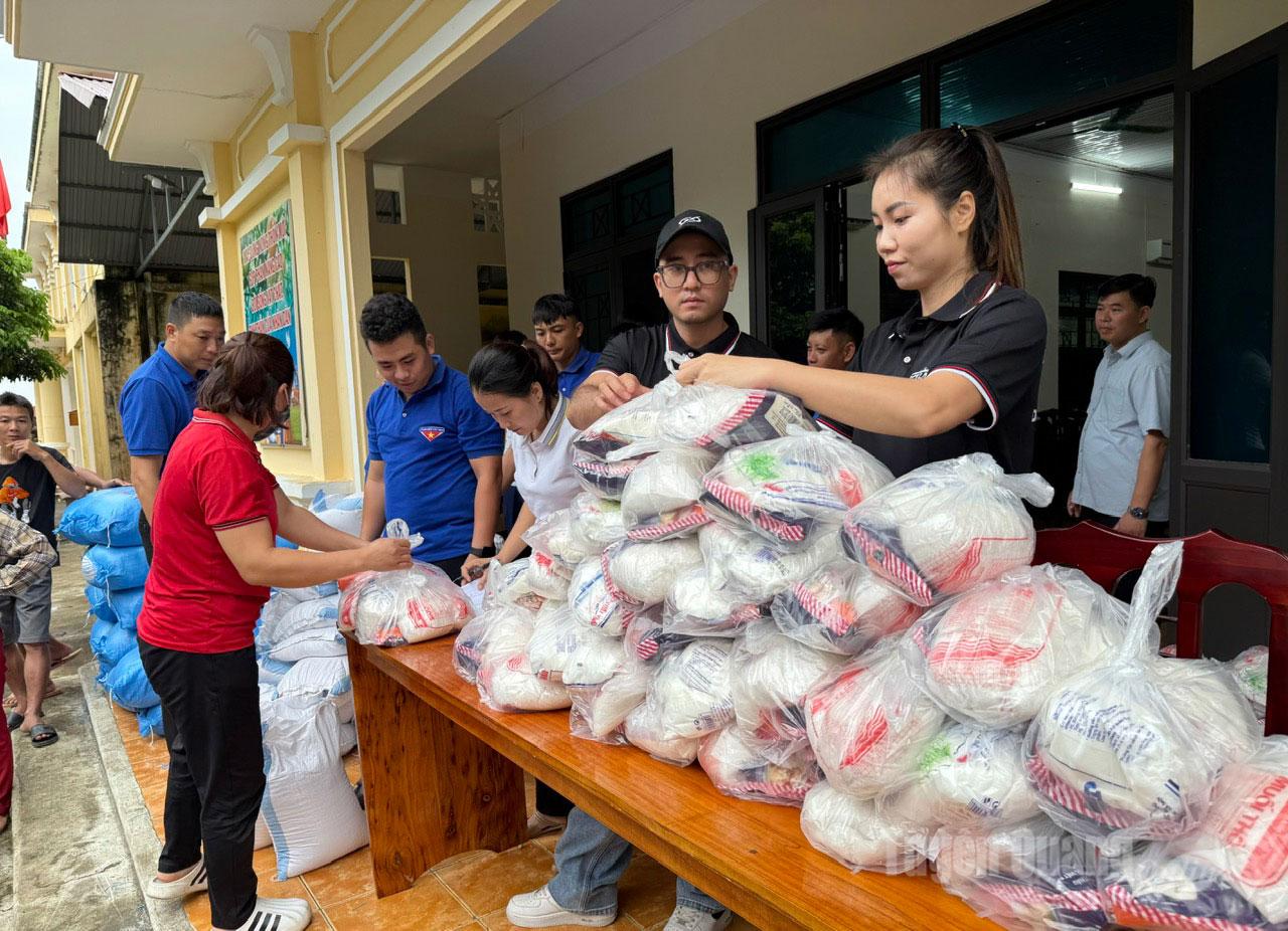Đại diện nhà tài trợ phát quà cho bà con nhân dân xã Xuân Vân.