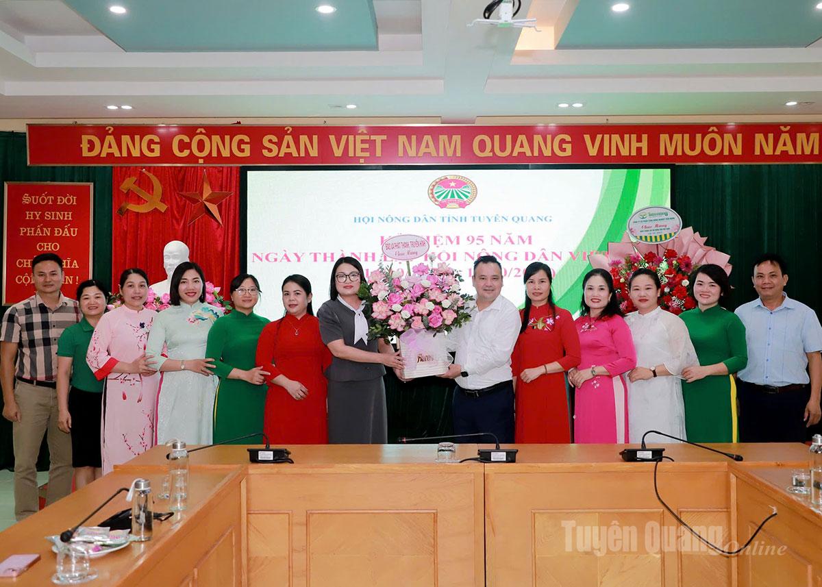 Báo và phát thanh, truyền hình Tuyên Quang chúc mừng Hội Nông dân tỉnh nhân kỷ niệm 95 năm Ngày thành lập Hội Nông dân Việt Nam (14/10/1930 - 14/10/2025).