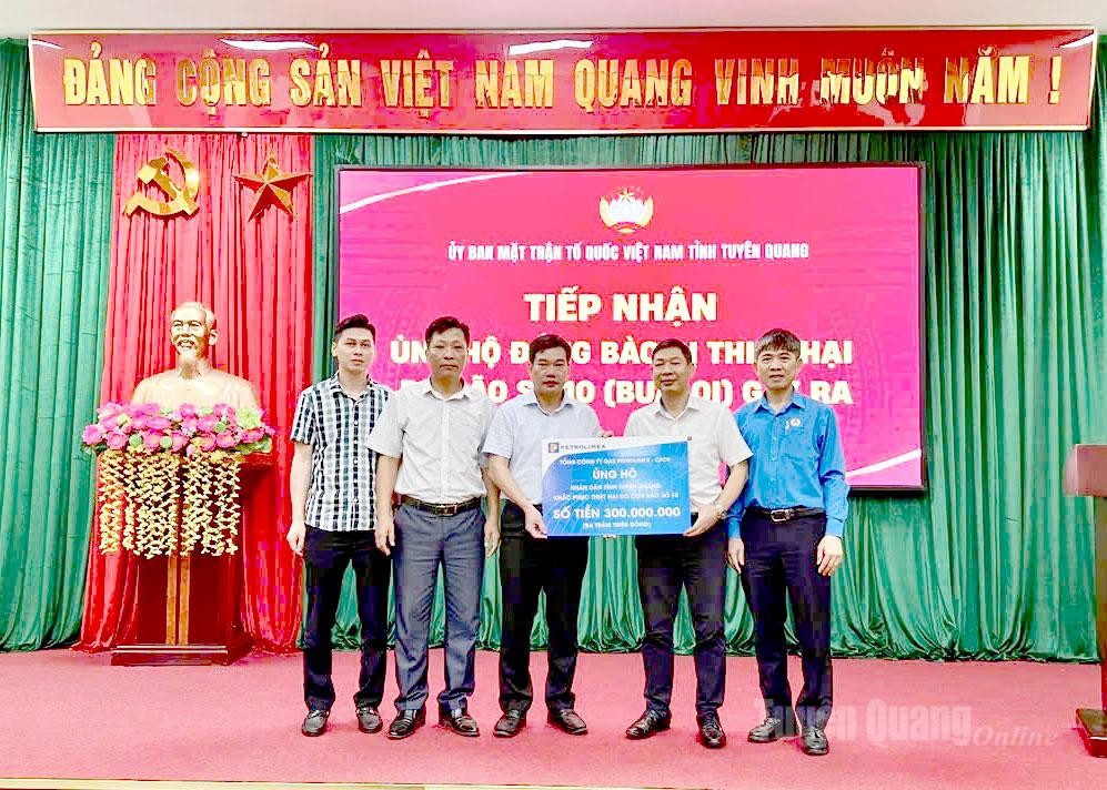 Đại diện Tổng Công ty Gas Petrolimex đã trao tặng 300 triệu đồng hỗ trợ Tuyên Quang khắc phục hậu quả mưa bão.
