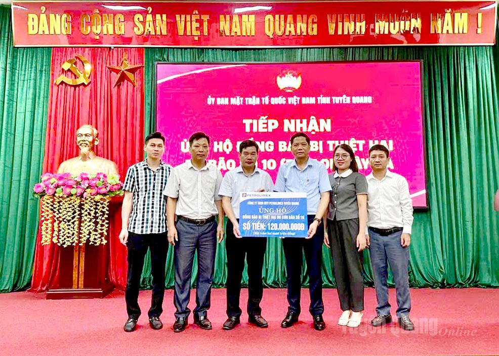 Đại diện Công ty TNHH MTV Petrolimex Tuyên Quang trao hỗ trợ nhân dân Tuyên Quang khắc phục hậu quả mưa bão.