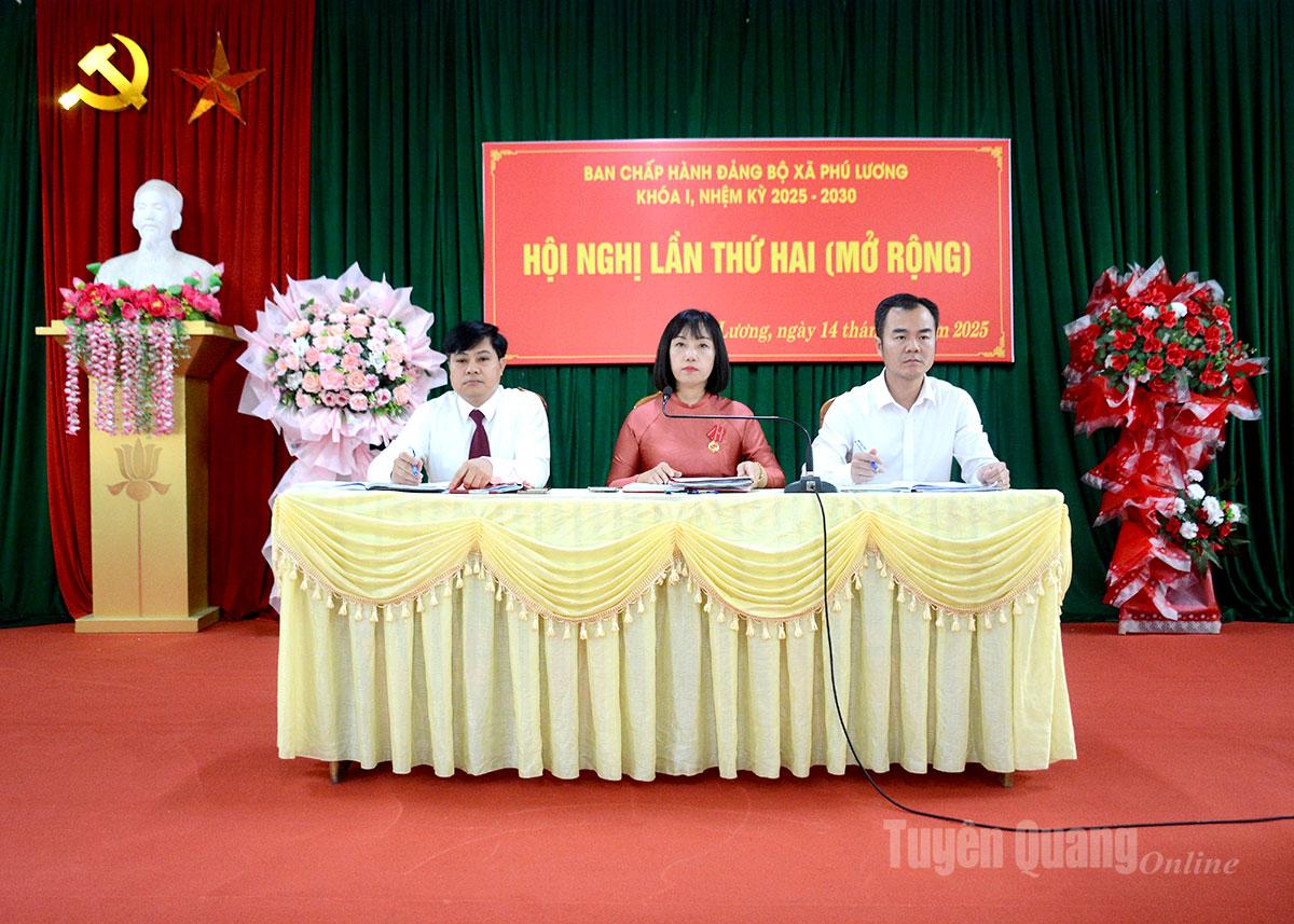 Lãnh đạo Đảng ủy xã Phú Lương điều hành phần thảo luận tại Hội nghị.