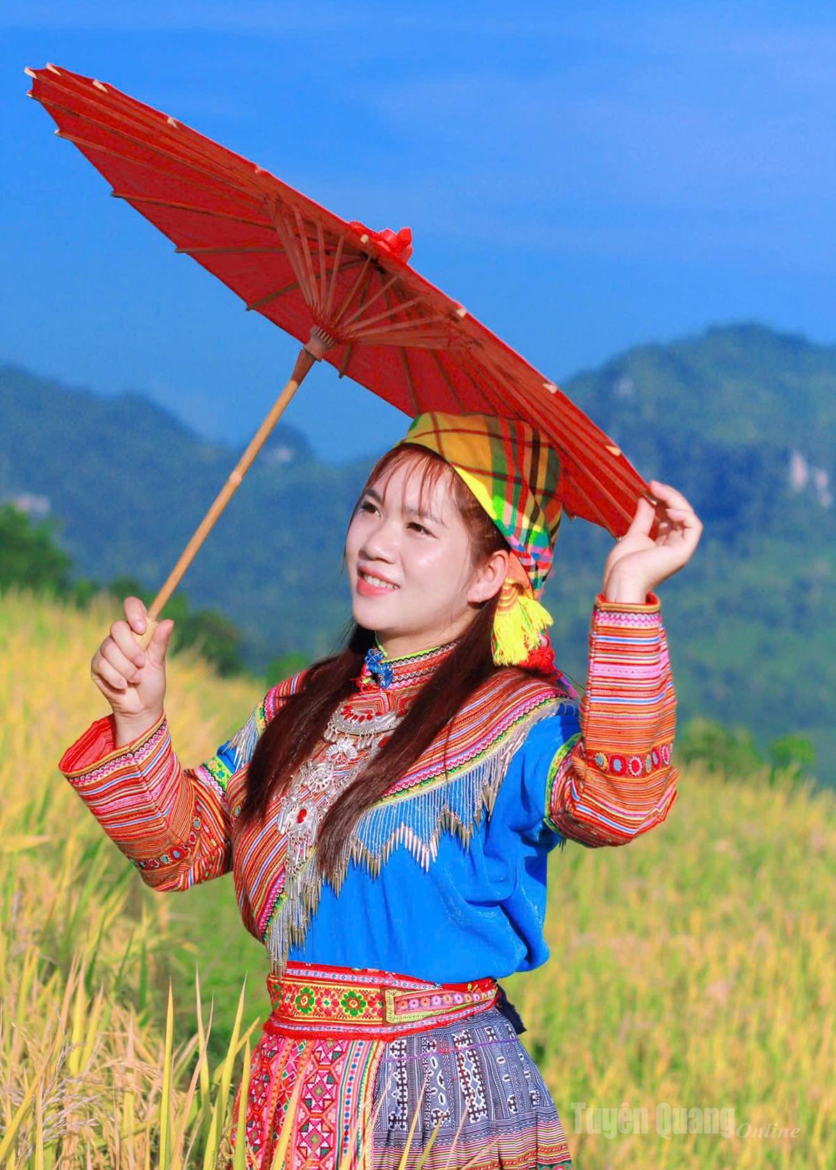 The lively beauty of a Khau Trang woman.