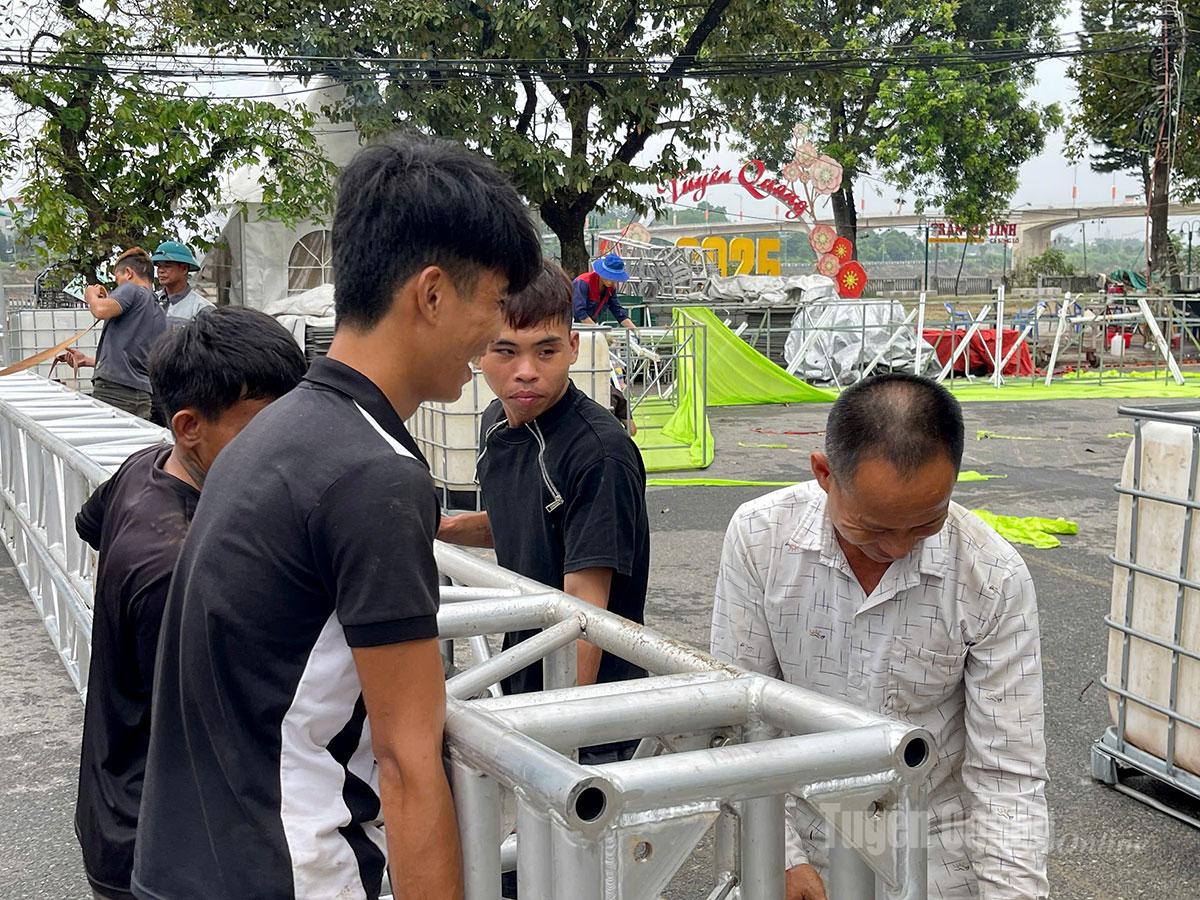 Các công nhân nỗ lực thực hiện.