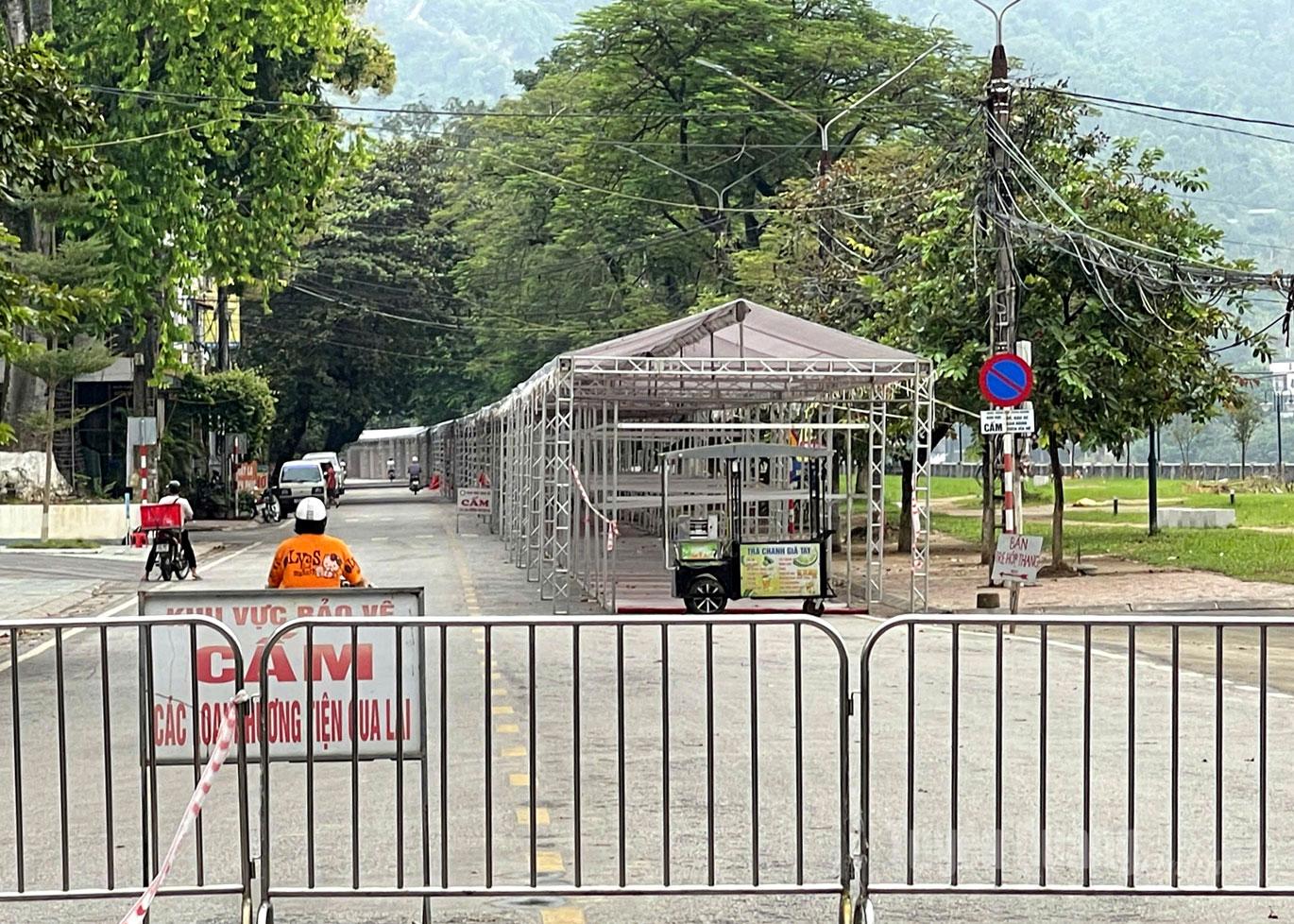 Các gian hàng đã giàn dựng xong phần khung, những ngày tới hàng hóa sẽ được các tổ chức, doanh nghiệp trưng bày.