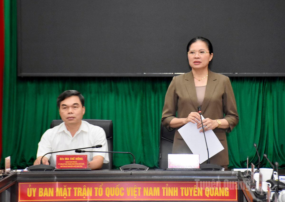 Đồng chí Hà Thị Nga, Ủy viên BCH Trung ương Đảng, Phó Chủ tịch Ủy ban Trung ương MTTQ Việt Nam phát biểu tại buổi làm việc với Ủy ban MTTQ Việt Nam tỉnh.