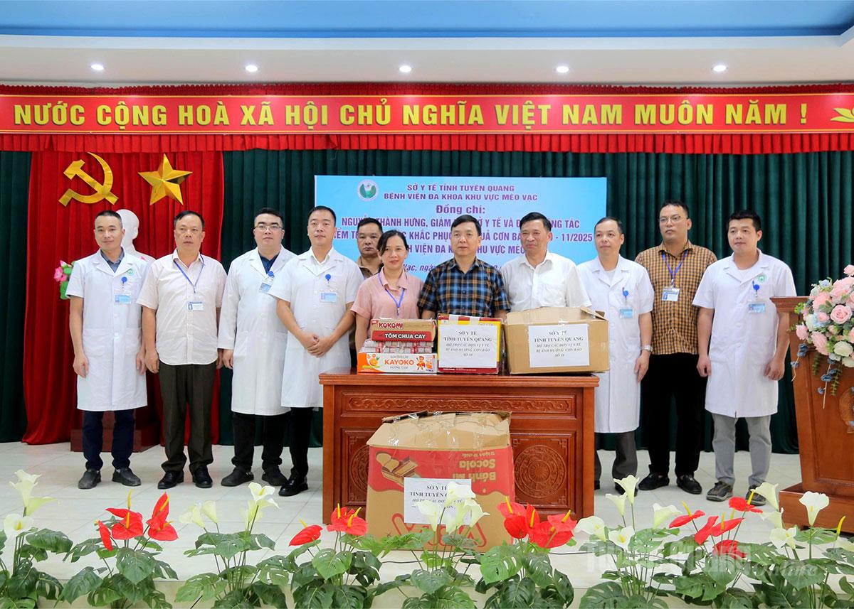 Giám đốc Sở Y tế Nguyễn Thành Hưng trao tặng quà hỗ trợ các cơ sở y tế khu vực Mèo Vạc bị ảnh hưởng do mưa lũ.