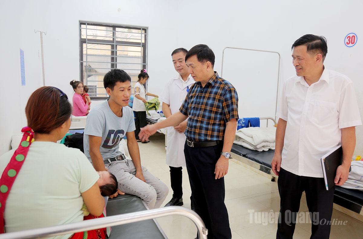 Giám đốc Sở Y tế Nguyễn Thành Hưng thăm hỏi, động viên bệnh nhân đang điều trị tại Bệnh viện Đa khoa khu vực Mèo Vạc.