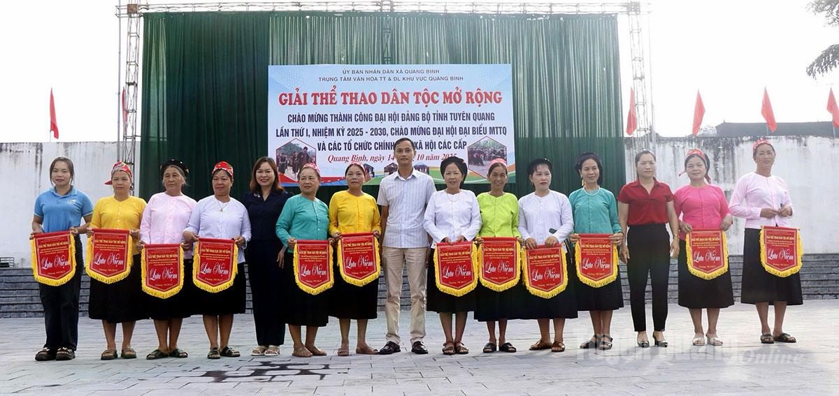 Ban Tổ chức trao cờ lưu niệm cho các đội tham dự giải