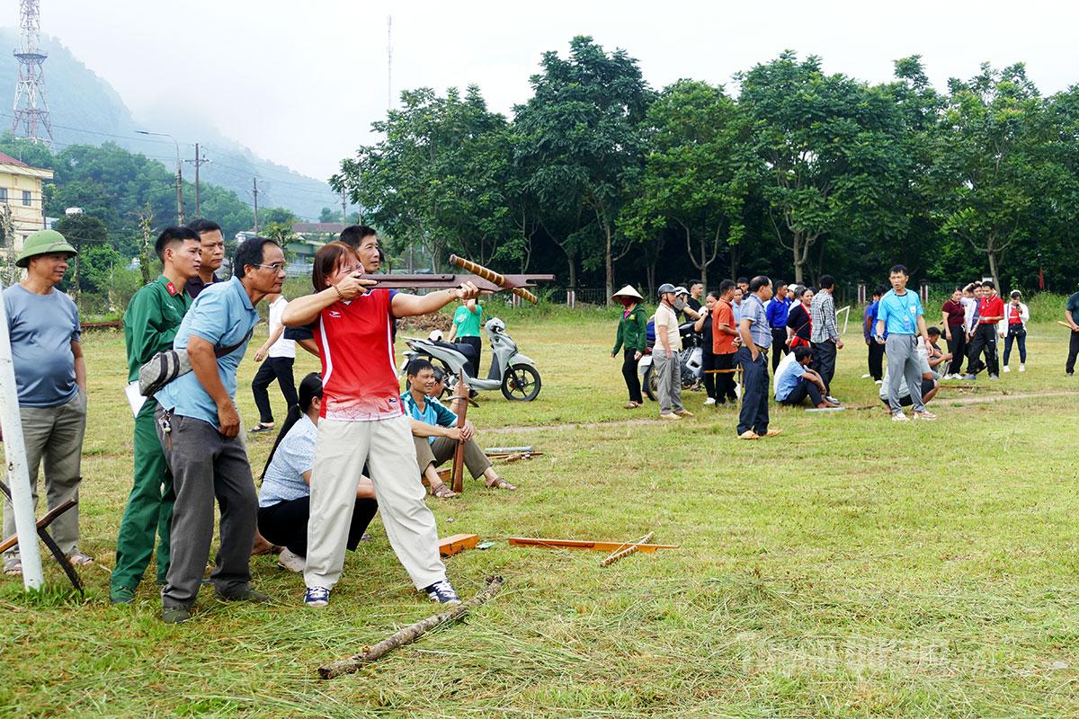 Trò chơi bắn nỏ thu hút sự theo dõi của đông đảo khán giả