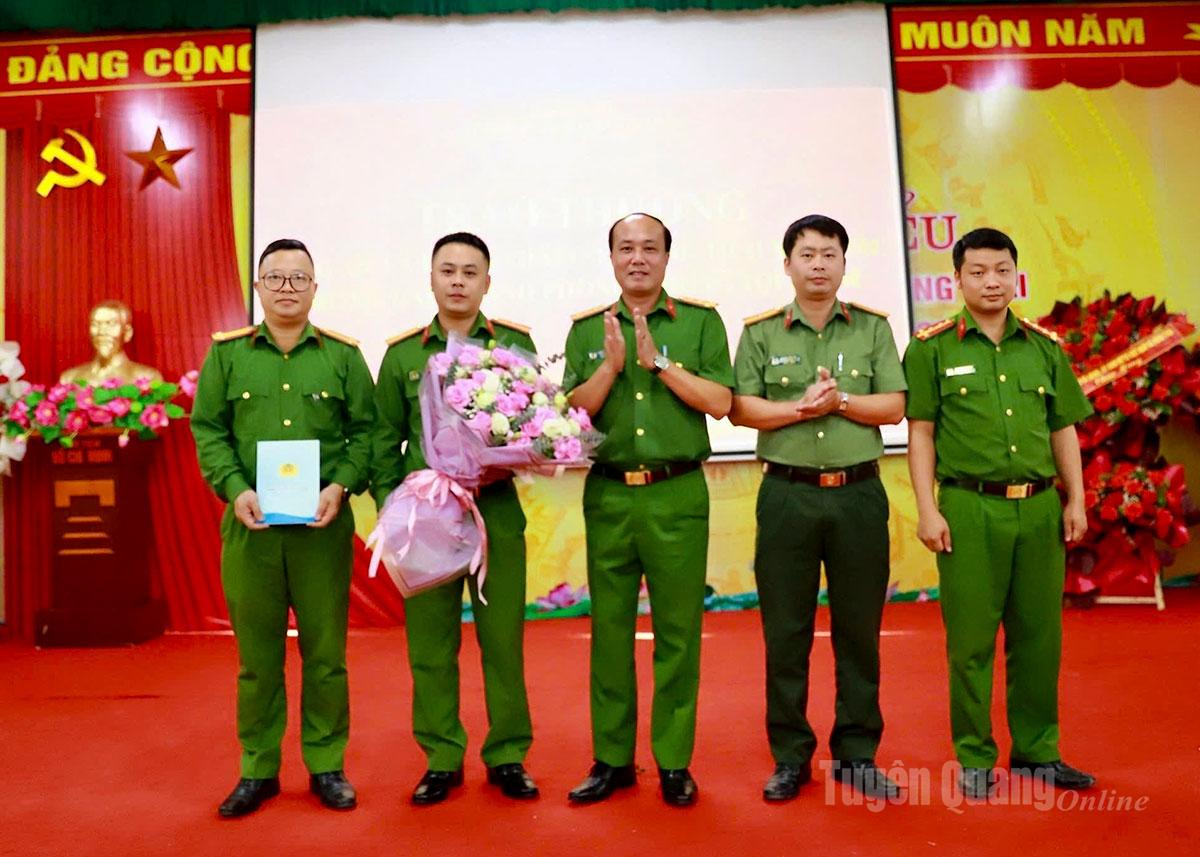 Lãnh đạo Công an tỉnh trao thưởng cho Công an xã Hồng Thái.