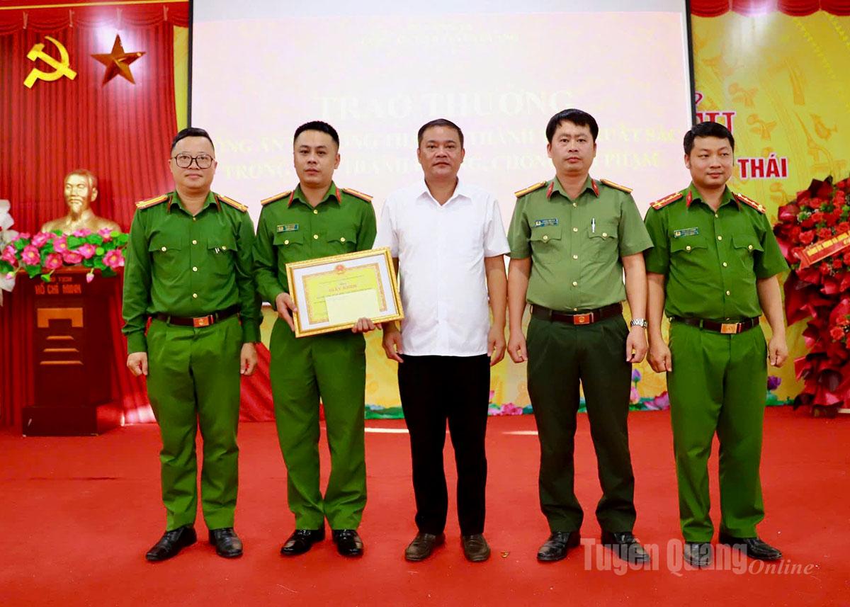 Lãnh đạo xã Hồng Thái trao Giấy khen cho tập thể Công an xã Hồng Thái.