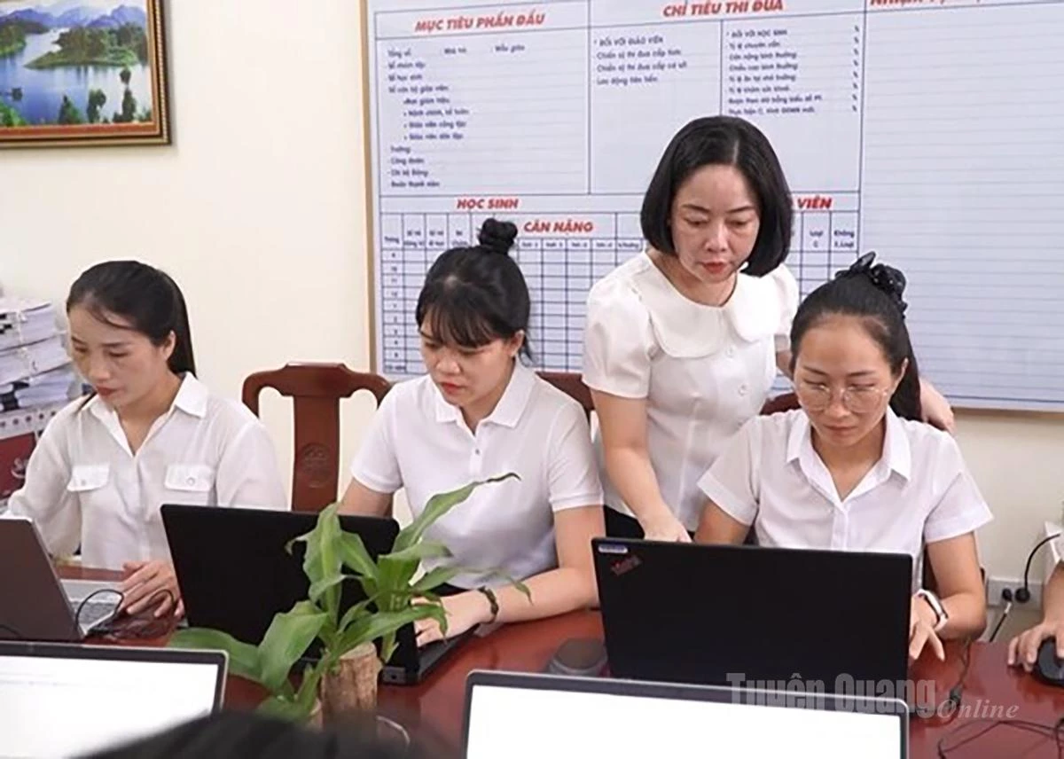 Cô giáo Nguyễn Thị Thu Hiền (đứng) hướng dẫn giáo viên trường Mầm non Hương Sen, tỉnh Tuyên Quang sử dụng các phần mềm, ứng dụng trong quản lý dạy học.
