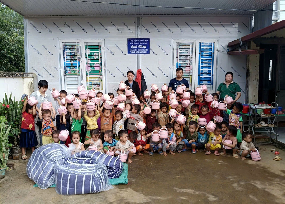 Tặng quà cho các em học sinh tại điểm trường Mầm non Khau Cùa, xã Mậu Duệ, tỉnh Tuyên Quang.