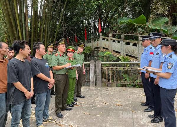Công an tỉnh Tuyên Quang trao đổi thông tin với lực lượng chức năng Trung Quốc trước khi bàn giao các đối tượng.