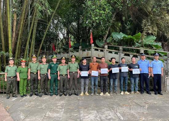 Lực lượng chức năng bàn giao 6 công dân Trung Quốc cho phía nước bạn.