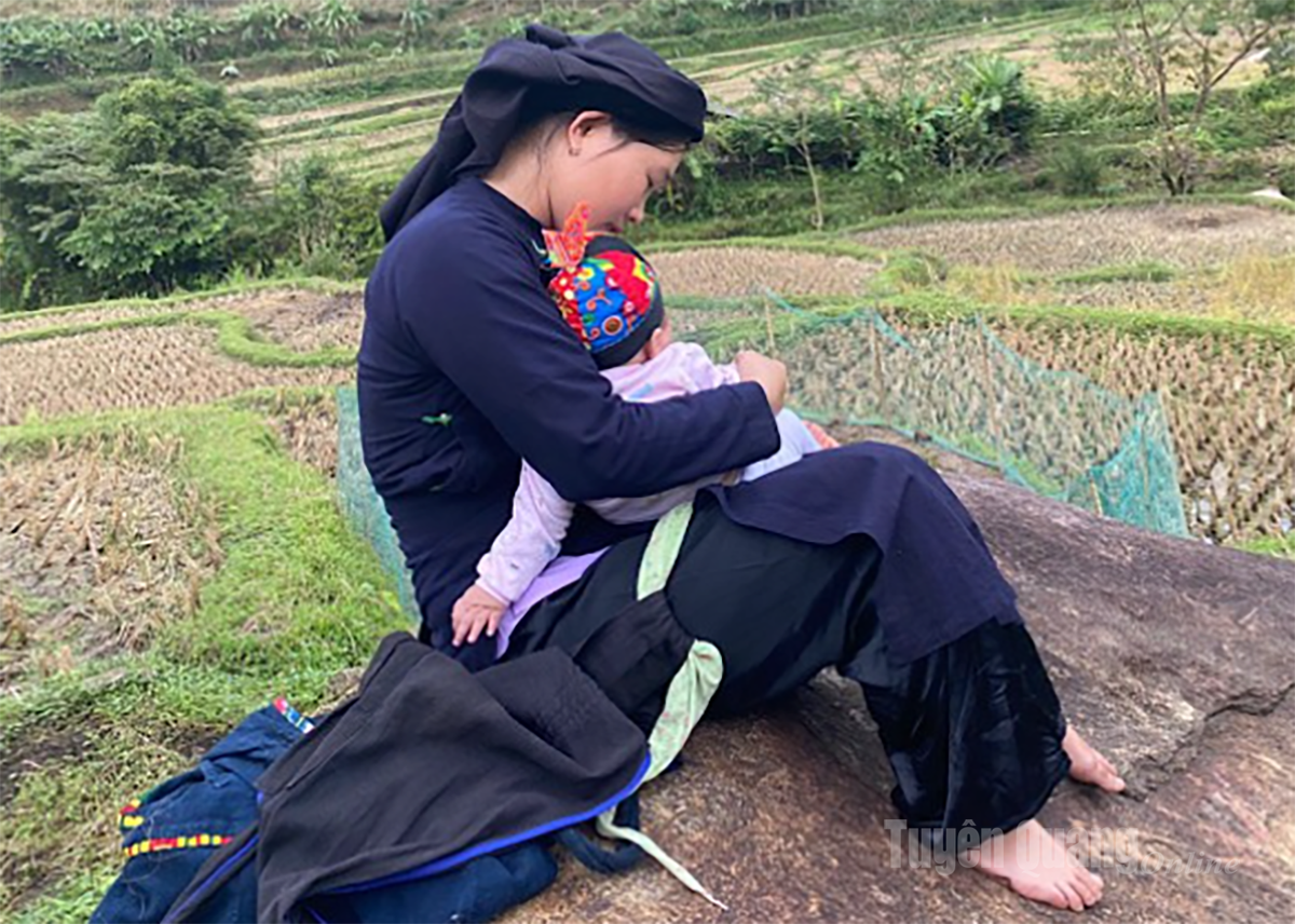 Tình mẹ nâng đỡ con khi còn nhỏ và trên mỗi bước đường đời.