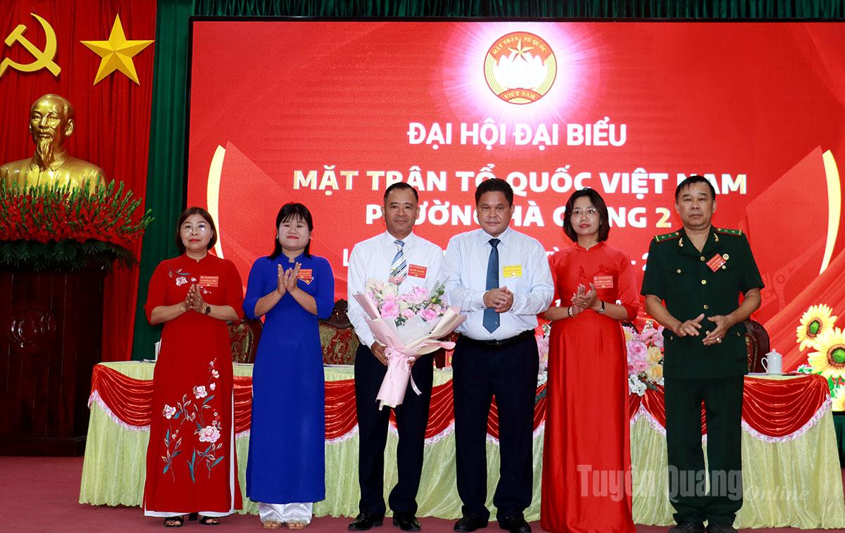 Đồng chí Vàng Seo Cón, Ủy viên Ban Thường vụ Tỉnh ủy, Bí thư Đảng ủy phường Hà Giang 2 tặng hoa chúc mừng Đại hội.