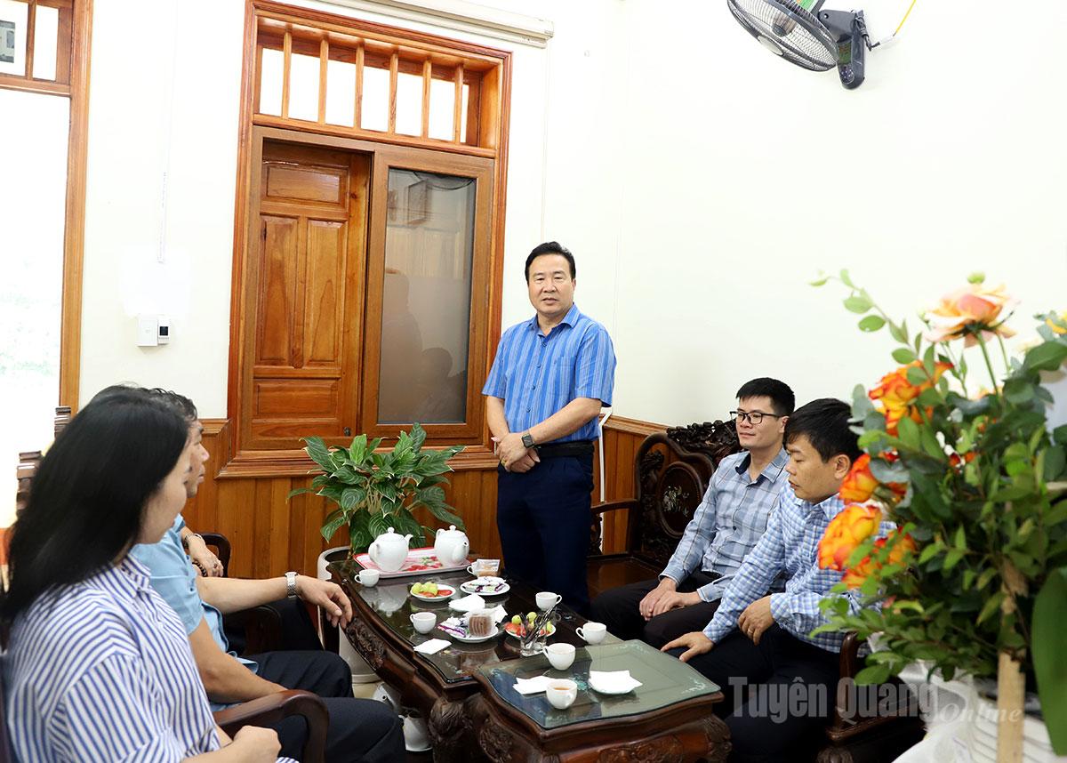 Đồng chí Phó Tổng Biên tập Báo và phát thanh, truyền hình Tuyên Quang Nguyễn Bình Minh phát biểu chúc mừng Ban Tuyên giáo và Dân vận Tỉnh ủy.