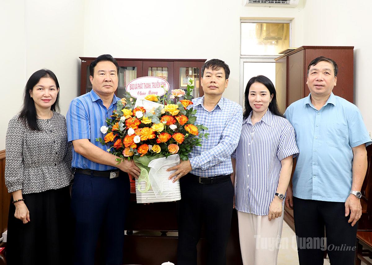 Đồng chí Phó Tổng Biên tập Báo và phát thanh, truyền hình Tuyên Quang Nguyễn Bình Minh tặng hoa chúc mừng tập thể lãnh đạo Ban Tuyên giáo và Dân vận Tỉnh ủy.