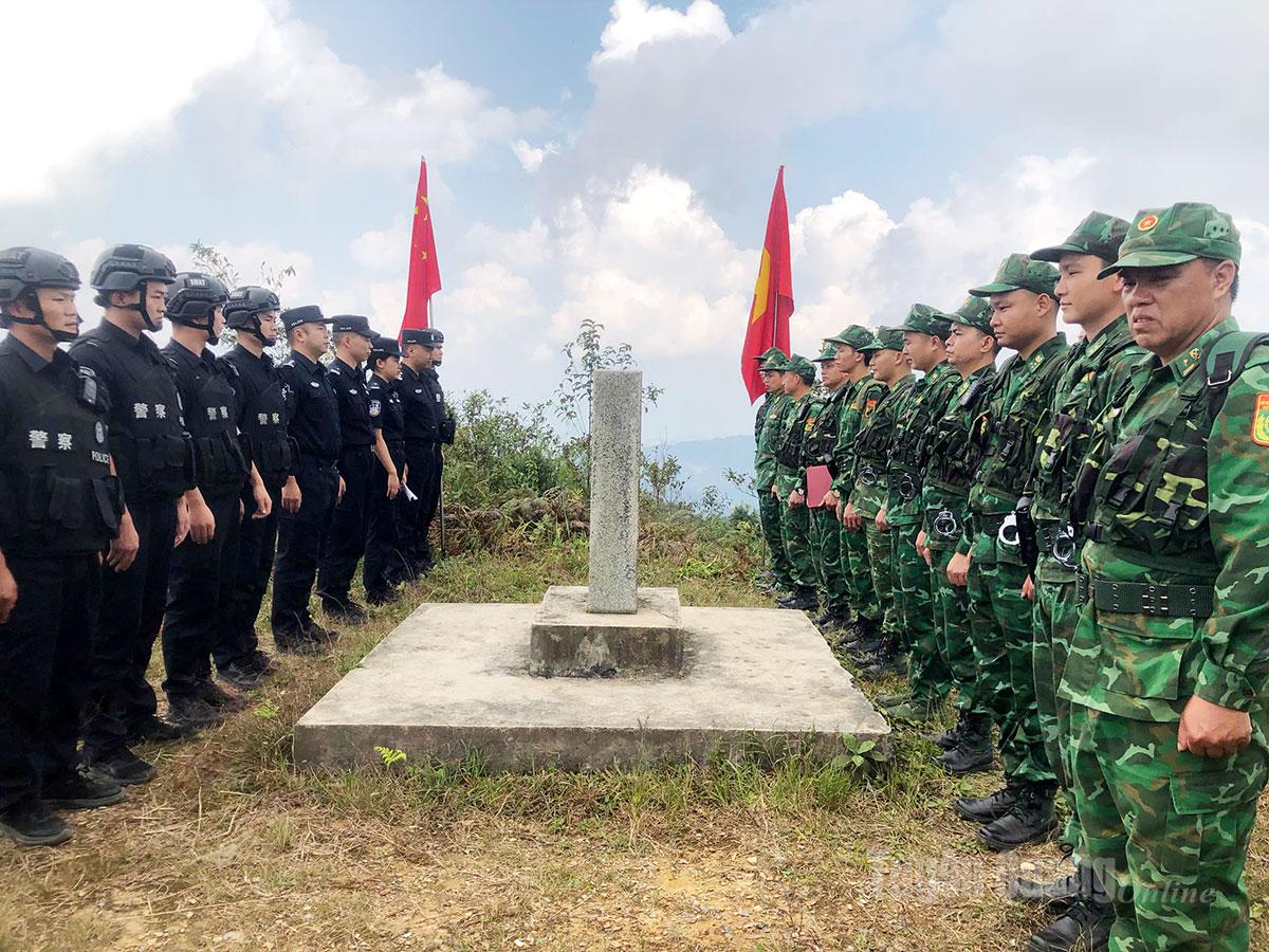 Đội tuần tra Đồn Biên phòng Lũng Cú và lực lượng tuần tra quản lý biên giới Malypho hội đàm trao đổi thông tin.