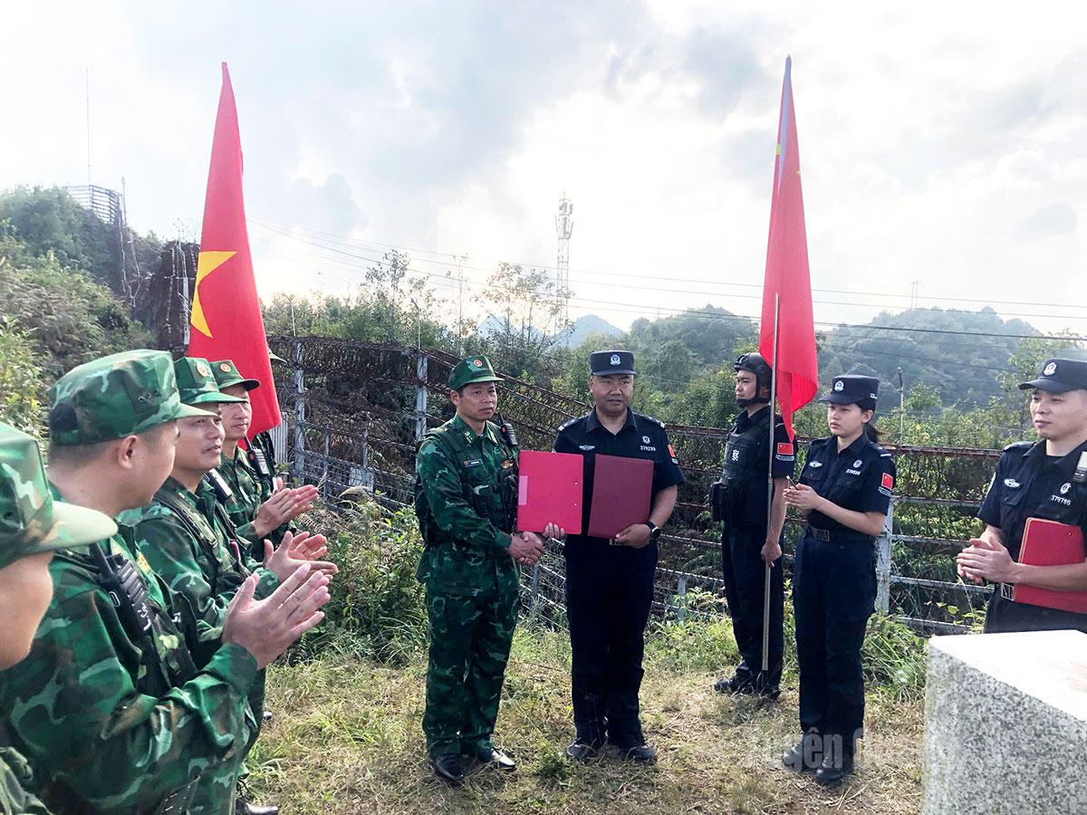 Đồn Biên phòng Lũng Cú và lực lượng quản lý biên giới Malypho trao biên bản đánh giá kết quả diễn tập phòng, chống xuất nhập cảnh trái phép.