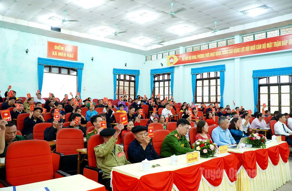 Các đại biểu biểu quyết thông qua Nghị quyết Đại hội.