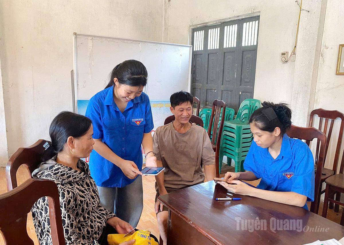 Người dân được hướng dẫn theo dõi tình hình mưa lũ qua 
nền tảng số.