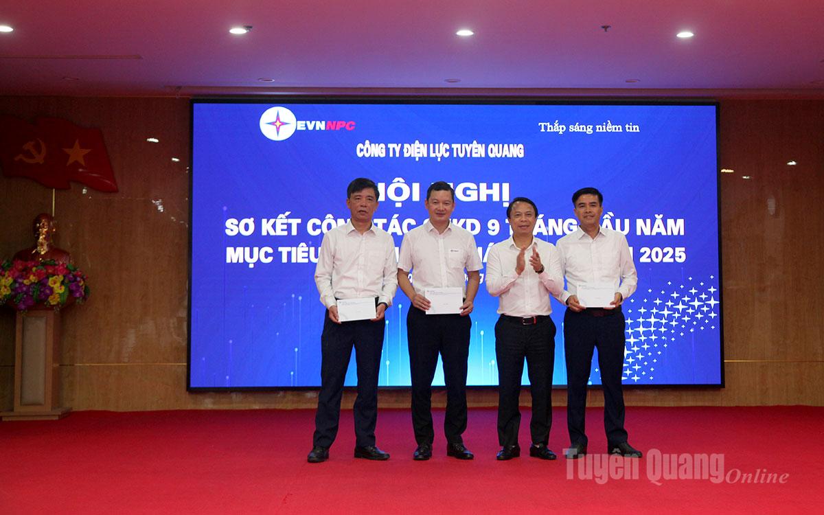 Giám đốc Công ty Điện lực tỉnh Trần Văn bằng khen thưởng cho 3 Đội Điện lực khu vực có thành tích toàn diện trong quý III.